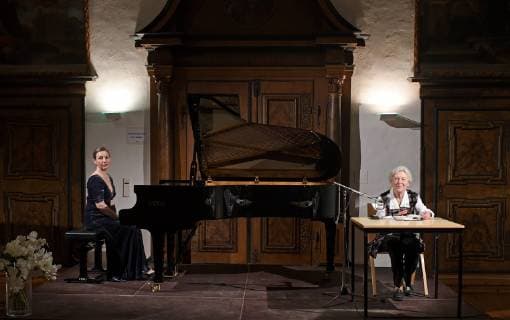 Lesung mit Musik der Kammerschauspielerin Julia Gschnitzer und der bulgarischen Top-Pianistin Biliana Tzinlikowa zum Thema Frauen - meine Kunst lass ich nicht liegen , im Rahmen der Veranstaltungsreihe Frozen Flowers , der Salzkammergut Festwochen in Gmunden, im Klostersaal Traunkichen. Dieses Bild zeigt die bulgarische Top-Pianistin Biliana Tzinlikowa am Flügel und die Kammerschauspielerin Julia Gschnitzer am Lesetisch 2019 - Lesung mit Musik der Kammerschauspielerin Julia Gschnitzer und der bulgarischen Top-Pianistin Biliana Tzinlikowa zum Thema Frauen - meine Kunst lass ich nicht liegen , im Rahmen der Veranstaltungsreihe Frozen Flowers , der Salzkammergut Festwochen