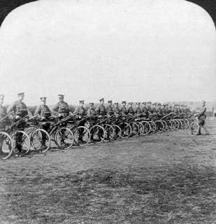 British cyclists corps, fully equipped British cyclists coprs fully equipped Frankreich Britisches Fahrradkorps, fertig ausgerüstet, bereit zum Start, Frankreich 1915. British cyclists coprs, fully equipped and starting into service, France 1915.  UnitedArchives12023
