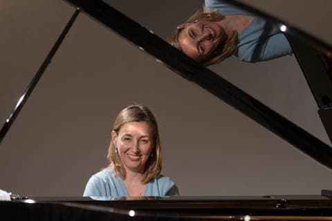 Lesung mit Musik der Kammerschauspielerin Julia Gschnitzer und der bulgarischen Top-Pianistin Biliana Tzinlikowa zum Thema Frauen - meine Kunst lass ich nicht liegen , im Rahmen der Veranstaltungsreihe Frozen Flowers , der Salzkammergut Festwochen in Gmunden, im Klostersaal Traunkichen. Dieses Bild zeigt die bulgarische Top-Pianistin Biliana Tzinlikowa am Flügel 2019 - Probe zur Lesung mit Musik der Kammerschauspielerin Julia Gschnitzer und der bulgarischen Top-Pianistin Biliana Tzinlikowa zum Thema Frauen - meine Kunst lass ich nicht liegen , im Rahmen der Veranstaltungsreihe Frozen Flowers , der Salzkammergut