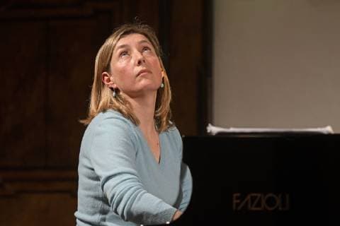 Lesung mit Musik der Kammerschauspielerin Julia Gschnitzer und der bulgarischen Top-Pianistin Biliana Tzinlikowa zum Thema Frauen - meine Kunst lass ich nicht liegen , im Rahmen der Veranstaltungsreihe Frozen Flowers , der Salzkammergut Festwochen in Gmunden, im Klostersaal Traunkichen. Dieses Bild zeigt die bulgarische Top-Pianistin Biliana Tzinlikowa am Flügel 2019 - Probe zur Lesung mit Musik der Kammerschauspielerin Julia Gschnitzer und der bulgarischen Top-Pianistin Biliana Tzinlikowa zum Thema Frauen - meine Kunst lass ich nicht liegen , im Rahmen der Veranstaltungsreihe Frozen Flowers , der Salzkammergut