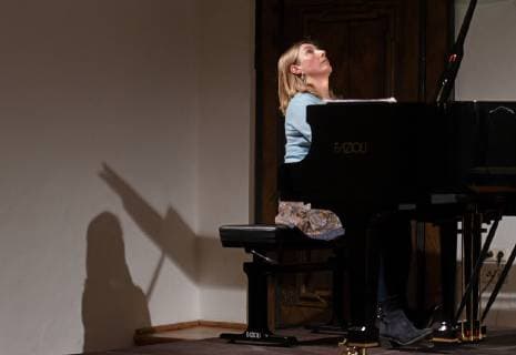 Lesung mit Musik der Kammerschauspielerin Julia Gschnitzer und der bulgarischen Top-Pianistin Biliana Tzinlikowa zum Thema Frauen - meine Kunst lass ich nicht liegen , im Rahmen der Veranstaltungsreihe Frozen Flowers , der Salzkammergut Festwochen in Gmunden, im Klostersaal Traunkichen. Dieses Bild zeigt die bulgarische Top-Pianistin Biliana Tzinlikowa am Flügel 2019 - Probe zur Lesung mit Musik der Kammerschauspielerin Julia Gschnitzer und der bulgarischen Top-Pianistin Biliana Tzinlikowa zum Thema Frauen - meine Kunst lass ich nicht liegen , im Rahmen der Veranstaltungsreihe Frozen Flowers , der Salzkammergut