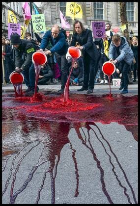 News Themen der Woche KW10 News Bilder des Tages . 09 03 2019. London, United Kingdom. Extinction Rebellion Protest. Extinction Rebellion protesters pour buckets of fake blood onto the road outside Downing Street in London. The protesters claim that the UK government is not doing enough to avert climate change and halt biodiversity loss.  xPetexMaclainex xi-Imagesx IIM-19394-0007