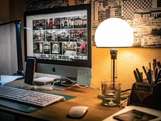 Berlin, Arbeitsplatz Bildjournalist; iMac Schreibtisch, Lampe WG24 Wilhelm Wagenfeld, Bauhaus Bauhaus *** Berlin workplace photojournalist iMac desk lamp WG24 Wilhelm Wagenfeld Bauhaus Bauhaus
