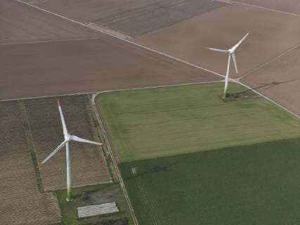IMAGO Creative: Landleben, Mit Nachhaltigkeit grün auf dem Land leben Aerial view wind turbines in agricultural fields near Frankfurt, Hessen, Germany  Copyright: StephanxZirwes fStopImages1767111