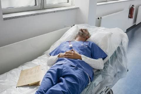 IMAGO Creative: Gesundheit, Burnout Exhausted doctor resting, sleeping on stretcher in hospital corridor  Copyright: Halfdark fStopImages1783019