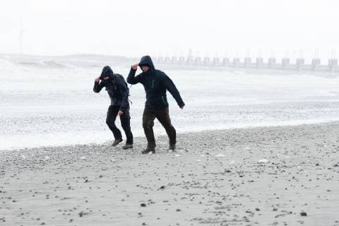 IMAGO Nature: Unsere Erde, Ressourcen, Wind Vrouwenpolder, The Netherlands, March 10 2019 - A heavy storm had been predicted for today, in the provinces Noord-Brabant and Zeeland (in the south of The Netherlands). The actual storm was not as bad as expected, even though some trees fell on cars, roofs had collapsed and there was some water damage. The damage is less than 10 million euros, a lot less than last year, when the damage was at least 50 million. In Vrouwenpolder (Zeeland) people are watching the high waves. Photo: Evert van Moort Hollandse Hoogte  Copyright: xHollandsexHoogtex xEvertxvanxMoortx x87698059x