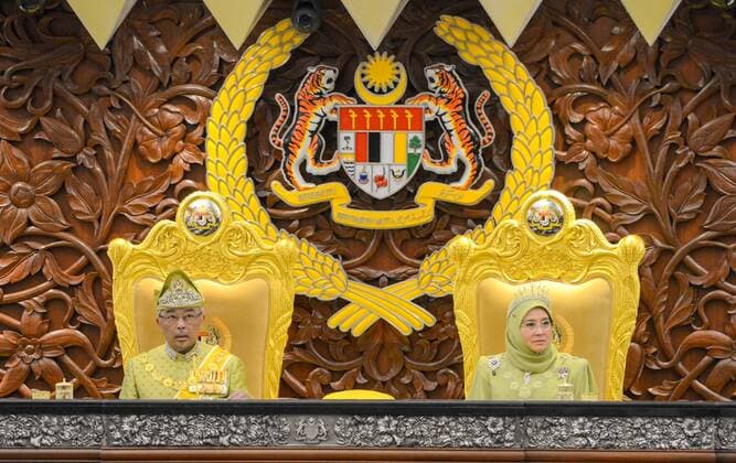 News Themen der Woche KW11 News Bilder des Tages (190311) -- KUALA LUMPUR, March 11, 2019 (Xinhua) -- Malaysia s new King Sultan Abdullah Sultan Ahmad Shah (L) speaks at the parliament in Kuala Lumpur, Malaysia, March 11, 2019. Malaysia s new King Sultan Abdullah Sultan Ahmad Shah called for national unity on Monday during his first parliamentary address. Abdullah, who was sworn in as Malaysia s 16th king in January, urged Malaysians to work towards unity in a meaningful way, which he said was especially important in a multicultural and multiracial country. (Xinhua Chong Voon Chung) MALAYSIA-KUALA LUMPUR-PARLIAMENT-KING 