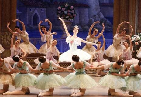 Entertainment Bilder des Tages MOSCOW, RUSSIA - MARCH 11, 2019: Ballet dancer Yelizaveta Korneyeva (C) as Gulnare performs in a scene from the Le Corsaire production of the Voronezh Opera and Ballet Theatre, staged by Yuri Burlaka at Stanislavski and Nemirovich-Danchenko Moscow Music Theatre as part of the 2019 Golden Mask Russian Performing Arts Festival. Alexander Shcherbak TASS  TS0A44EB