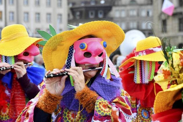 11.03.2019 Basel,Schweiz, Basler Strassenfasnacht. Im Bild : Pfeiffer Piccolospielerin in Aktion Brauchtum Tradition