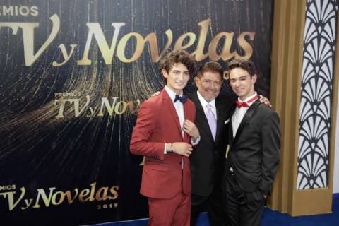TV Novelas Awards in Mexiko-Stadt March 11, 2019 - EUM20190311ESP01.JPG .CIUDAD DE MEXICO. AwardsPremios-TV y Novelas.- Aspectos de la alfombra de los premios TV y Novelas la noche del domingo 10 de marzo de 2019. En la imagen el productor Juan Osorio y los actores Emilio Osorio y Joaquin Bondoni. Foto: Agencia EL UNIVERSALLuis CortesEELG Copyright: xElxUniversalx