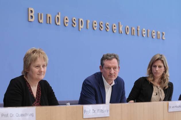 News Themen der Woche KW11 News Bilder des Tages Prof. Dr. Karen Helen Wiltshire, Stellv. Direktorin des Alfred-Wegener-Institut Helmholtz-Zentrum für Polar- und Meeresforschung (AWI), Dr. Eckart von Hirschhausen, Arzt, Wissenschaftsjournalist, Prof. Dr. Maja Göpel, Generalsekretärin des Wissenschaftlichen Beirats der Bundesregierung Globale Umweltveränderungen (WBGU), Deutschland, Berlin, Bundespressekonferenz, Thema: Stellungnahme von Wissenschaftlerinnen & Wissenschaftlern zu den Protesten für mehr Klimaschutz ( Scientists4Future), 12.03.2019 *** Prof Dr Karen Helen Wiltshire Deputy Director of the Alfred Wegener Institute Helmholtz Centre for Polar and Marine Research AWI Dr Eckart von Hirschhausen Doctor Science journalist Prof Dr Maja Göpel Secretary-General of the German Advisory Council on Global Change WBGU Germany Berlin Federal Press Conference Topic Statement by female scie