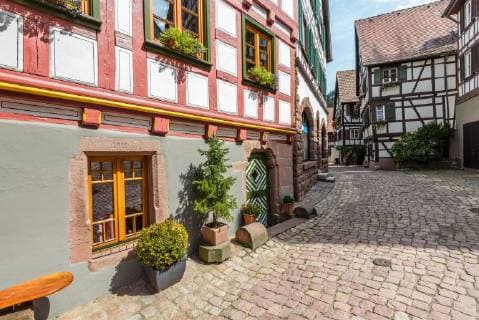 Mittelalterliche Gasse mit Fachwerkhäusern in Schiltach, Schwarzwald, Deutschland, malerische historische Altstadt - medieval lane with half-timbered houses in Schiltach, Black Forest, Germany, scenic old historical town *** Medieval alley with half-timbered houses in Schiltach Black Forest Germany picturesque historical old town medieval lane with half timbered houses in Schiltach Black Forest Germany scenic old historical town  1082002024