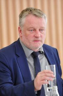 Bei der Landespressekonferenz gibt Kulturminister Ulrich Commercon am Dienstag (12.03.2019) den Startschuss für ein neues Musikfestival in 2020 in der Staatskanzlei Saarbrücken. Im Bild: Ulich Commercon, Kulturminister.