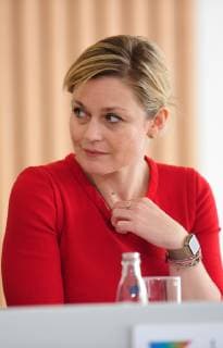 Bei der Landespressekonferenz gibt Kulturminister Ulrich Commercon am Dienstag (12.03.2019) den Startschuss für ein neues Musikfestival in 2020 in der Staatskanzlei Saarbrücken. Im Bild: Anne Funk, Regierungssprecherin.