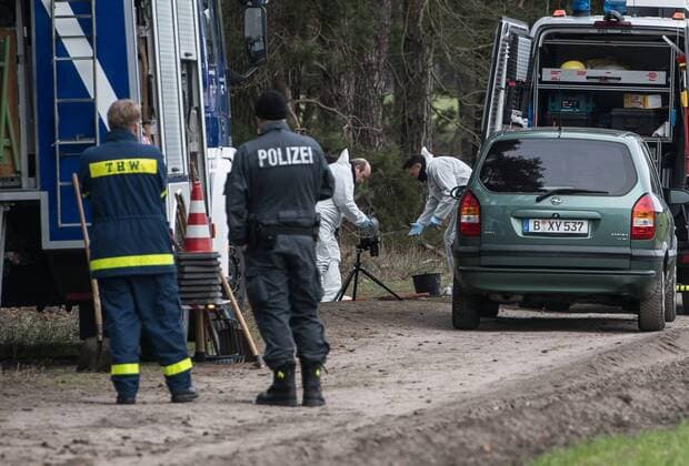 Suche nach vermisster Rebecca , Kriminalpolizei sichert auf einem Weg an einem Walstück nahe der Ortschaft Rieplos Reifenspuren , Land Brandenburg *** Search for missing Rebecca Kriminalpolizei secures on a way at a whale piece near the place Rieplos tire tracks country Brandenburg