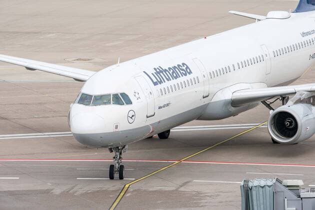 Symbolfoto von Flugzeugen Airbus A321-200, Passagierflugzeug von Lufthansa auf dem Weg zur Parkposition Köln Flughafen Köln Bonn Deutschland