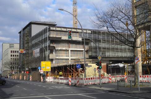 Baustelle fuer die Sony Music-Zentrale in Schoeneberg an der Buelowstrasse Ecke Steinmetzstrasse (nach Abriss ehemals Commerzbank-Gebaeude) . Die Zentrale kommt von Muenchen nach Berlin.