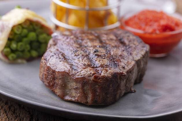 gegrilltes Steak mit Pommes frites - steak