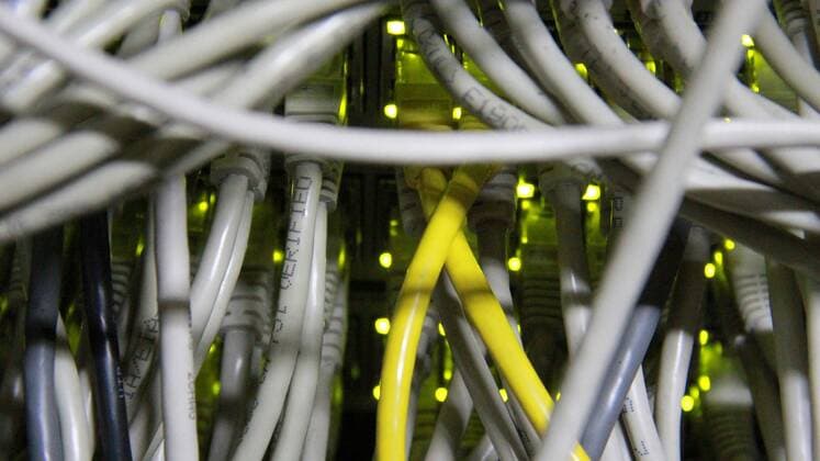 Utpkabel mit RJ 45 auf funktionierender servermaschine - Close up of UTP cables with RJ 45 on working Server machine
