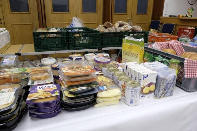 05.03.2019 Essen Tafel Essen . St Gertrud . Hier koennnen beduerftige Menschen Nahrung fuer einen Eur kaufen . Oft sind die Artikel abgelaufen weil es Spenden von Lebensmittelgeschaeften sind . Lebensmittel stehen fuer die Ausgabe bereit *** 05 03 2019 Essen Tafel Essen St Gertrud Here needy people can buy food for one Eur Often the articles have expired because there are donations from grocery stores Food is ready for distribution