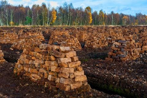 IMAGO Nature: Unsere Erde, Energiequellen, Torf Torfabbau im Goldenstedter Moor, Deutschland, Niedersachsen, Goldenstedter Moor cutting peat in mire Goldenstedter Moor, Germany, Lower Saxony, Goldenstedter Moor BLWS522282 Copyright: xblickwinkel McPHOTO W.xRolfesx