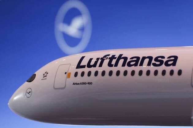Fraport Flughafen in Frankfurt am Main am 14. Maerz 2019 News, Bilanzpressekonferenz 2019 der Deutschen Lufthansa AG, in Frankfurt am Main, Symbolbild, Lufthansa Logo, Modellflugzeug, Lufthansa