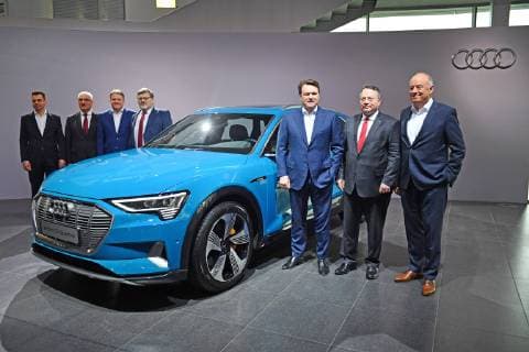 v.re Peter KOESSLER (Mitglied des Vorstands,Produktion und Logistik), Alexander SEITZ (CFO, Mitglied des Vorstands),Bram SCHOT (Vorsitzender des Vorstands CEO), Hans-Joachim Rothenpieler, Bernd Martens, Wendelin Goebel,Martin Sander. Management Board,Gruppenfoto an einem e-tron 55 quattro. Jahrespressekonferenz 2019 der Audi AG Aktiengesellschaft in Ingolstadt am 14.03.2019..