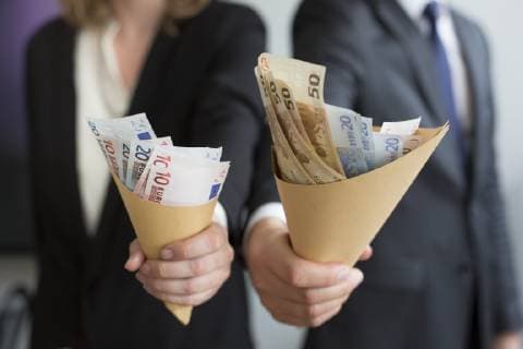 Symbolbild zum Thema Equal Pay Day Gender Pay Gap Entgeltgleichheit. Mann und Frau halten unterschiedlich grosse Papiertueten gefuellt mit Geldscheinen in den Haenden. Berlin, 14.05.2013. Berlin Deutschland *** Symbol image on the subject of Equal Pay Day Gender Pay Gap Equal pay Man and woman hold paper bags of different sizes filled with banknotes in their hands Berlin 14 05 2013 Berlin Germany Copyright: xUtexGrabowsky photothek.netx