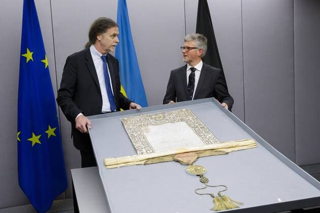 News Themen der Woche KW11 News Bilder des Tages Walter Lindner, Staatssekretaer des Auswaertigen Amts, uebergibt eine Zarenurkunde an Andrij Melnyk, Botschafter der Ukraine in Deutschland. Berlin, 14.03.2019. Berlin Germany *** Walter Lindner State Secretary of the Foreign Office hands over a tsars certificate to Andrij Melnyk Ambassador of Ukraine to Germany Berlin 14 03 2019 Berlin Germany Copyright: xThomasxTrutschelx