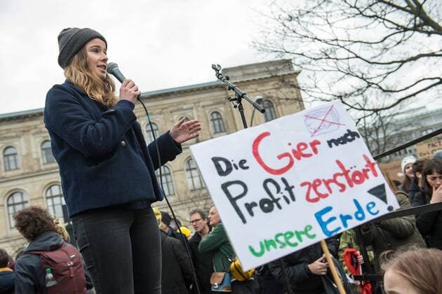 News Themen der Woche KW11 Tausende Schueler haben sich am Freitag (15.03.19) in Berlin an dem weltweiten Klimastreik der Bewegung Fridays for Future beteiligt (Foto: Luisa Neubauer, Schueleraktivistin aus Berlin). Nach einer Auftaktkundgebung im Invalidenpark in Berlin-Mitte zog der Demonstrationszug durch das Regierungsviertel zum Kanzleramt. Die Veranstalter hatten 5.000 Menschen angemeldet, der Zustrom der Demonstranten hielt aber im Laufe der Veranstaltung unvermindert an. Erstmals wurden die Schueler dabei auch von Lehrern, Eltern, Wissenschaftlern und Nichtregierungsorganisationen unterstuetzt. An dem globalen Streik nehmen laut der Webseite fridaysforfuture.org 123 Laender auf allen Kontinenten teil. (Siehe epd-Meldung vom 15.03.19) Tausende Schueler beim Klimastreik in Berlin *** Thousands of pupils took part in the worldwide climate strike of the Frid Copyright: epd-bild ChristianxDitsch EDITORIAL USE ONLY