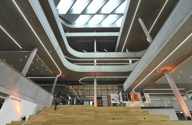 Feature - Blick auf den Eingangsbereich mit einer grossen Treppen-und Sitzformation. Zalando Bilanzpressekonferenz im Headquarter in Berlin, Deutschland am 28.02.2019.