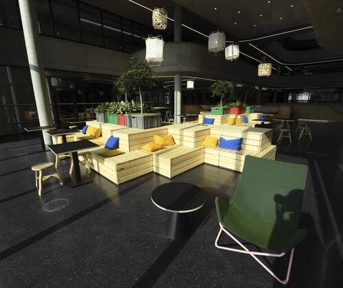 Feature - Lichtdurchfluteter Sitzbereich. Zalando Bilanzpressekonferenz im Headquarter in Berlin, Deutschland am 28.02.2019.