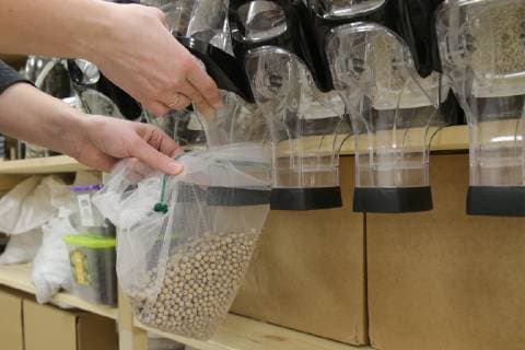 IMAGO Nature: Unsere Erde, Klimawandel, ErnÃ¤hrung, Pflanzen der Zukunft, Kichererbse MOSCOW, RUSSIA - MARCH 15, 2019: Buying chickpea at the Zero Waste Shop. Vladimir Gerdo TASS  TS0A4CD4