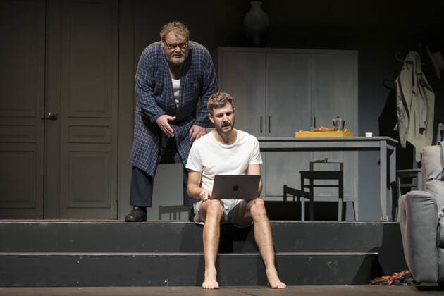 Schauspieler Walter Plathe als Pierre, Jochen Schropp als Alex, am 14.03.2019 bei der Fotoprobe zum Theaterstueck MONSIEUR PIERRE GEHT ONLINE in der Berliner Komoedie am Kurfuerstendamm im Schiller Theater, Premiere 17.03.2019 Monsieur Pierre geht online - Berlin