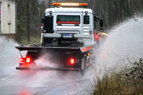 Gefährliche Straßenverhältnisse bei Starkregen. Das Wasser von einer nach Starkregen überfluteten Straße wird von den Autos in die Luft gerissen und sorgt bei vielen Fahrern für Schrecksekunden. Essen Nordrhein-Westfalen Germany - Deutschland Überruhr