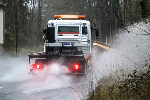 Gefährliche Straßenverhältnisse bei Starkregen. Das Wasser von einer nach Starkregen überfluteten Straße wird von den Autos in die Luft gerissen und sorgt bei vielen Fahrern für Schrecksekunden. Essen Nordrhein-Westfalen Germany - Deutschland Überruhr