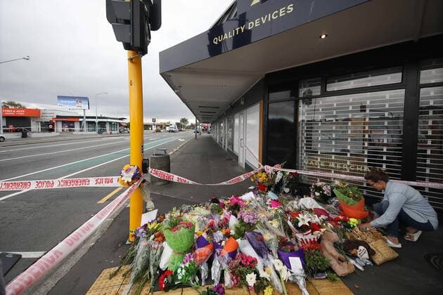 News Themen der Woche KW11 News Bilder des Tages March 17, 2019 - Christchurch, New Zealand - A woman places flowers to victims of the mosque attacks outside the Linwood Masjid mosque in Christchurch on March 16, 2019. At least 49 people dead and more than 40 people injured following attacks on two mosques in Christchurch. The national security threat level has been increased from low to high for the first time in New Zealand s history after this attack. Christchurch New Zealand  - ZUMAn230 20190317_zaa_n230_001 Copyright: xSankaxVidanagamax