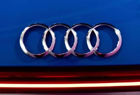 Deutschland, Ingolstadt, 14.03.2019 Der Audi e-tron quattro ist der erste Elektro-SUV des Ingolstaedter Autobauers. Preis: 81.350,00 EUR (e-tron 55 Quattro), Reichweite: 400 Kilometer. Fuer den Antrieb sorgen zwei Elektromotoren mit insgesamt 300 kW Systemleistung. Einer sitzt in der Hinterachse, der zweite auf der Vorderachse, so dass der e-tron immer mit Allradantrieb fährt. Foto: Audiringe am e-tron Bilanz-Pressekonferenz der Audi AG