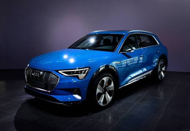 Deutschland, Ingolstadt, 14.03.2019 Der Audi e-tron quattro ist der erste Elektro-SUV des Ingolstaedter Autobauers. Preis: 81.350,00 EUR (e-tron 55 Quattro), Reichweite: 400 Kilometer. Fuer den Antrieb sorgen zwei Elektromotoren mit insgesamt 300 kW Systemleistung. Einer sitzt in der Hinterachse, der zweite auf der Vorderachse, so dass der e-tron immer mit Allradantrieb fährt. Bilanz-Pressekonferenz der Audi AG