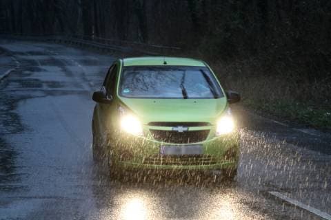 Gefährliche Straßenverhältnisse bei Starkregen. Autos fahren durch plötzliche Starkregenfälle und schlechter Sicht Essen Nordrhein-Westfalen Germany - Deutschland Überruhr