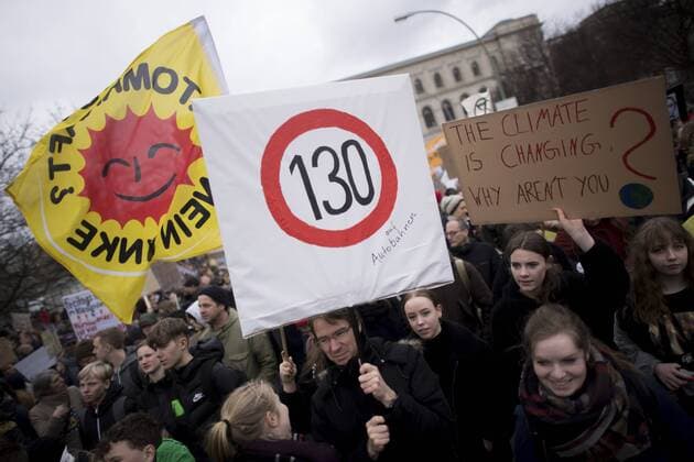 Students FridaysForFuture Climate-Protest DEU, Deutschland, Germany, Berlin, 15.03.2019 Demonstranten mit Schild 130 auf Autobahnen auf der Demonstration von Schuelerinnen und Schueler der weltweiten Bewegung FridaysForFuture unter dem Motto Wir Streiken Bis Ihr Handelt in Berlin. Die Schueler und Studenten protestieren und streiken fuer einen radikalen Wandel der Klimapolitik, den Klimaschutz, der Einhaltung des 1,5-Grad-Ziels und dem Ausstieg aus der Kohlepolitik. Student Environmental activists with sign 130 kmh on motorways during the worldwide movement FridaysForFuture, Fridays for Future, or Global Strike for Future climate protest, on March 15th, 2019 in Berlin, Germany. The protest is in favour for a radical climate change, against coal-based energy policy and the failure of older generations to address the destruction of the pla