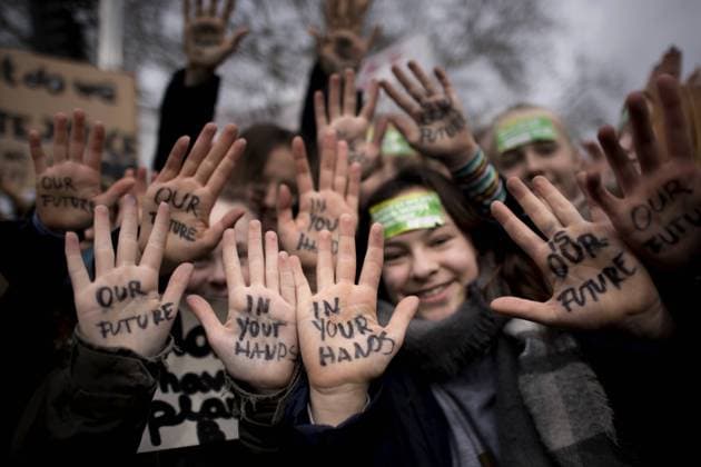 Students FridaysForFuture Climate-Protest DEU, Deutschland, Germany, Berlin, 15.03.2019 Demonstranten mit Haenden Our Future In Your Hands auf der Demonstration von Schuelerinnen und Schueler der weltweiten Bewegung FridaysForFuture unter dem Motto Wir Streiken Bis Ihr Handelt in Berlin. Die Schueler und Studenten protestieren und streiken fuer einen radikalen Wandel der Klimapolitik, den Klimaschutz, der Einhaltung des 1,5-Grad-Ziels und dem Ausstieg aus der Kohlepolitik. Student Environmental activists with Hands Our Future In Your Hands during the worldwide movement FridaysForFuture, Fridays for Future, or Global Strike for Future climate protest, on March 15th, 2019 in Berlin, Germany. The protest is in favour for a radical climate change, against coal-based energy policy and the failure of older generations to address the destruction
