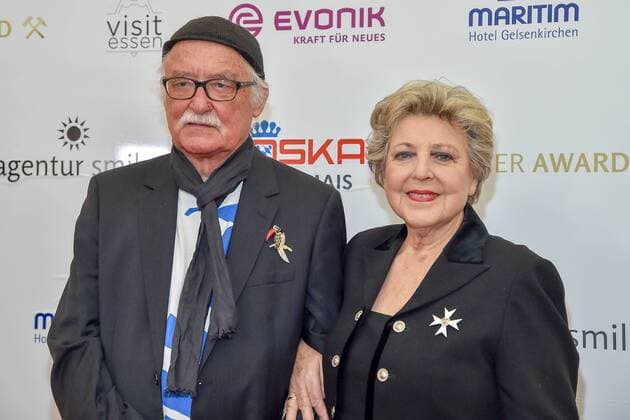 14. Steiger Award am 16.03.2019 im Casino der Zeche Zollverein in Essen Hans Werner Geißendörfer ( Regissuer ) bekommt den Sonderpreis beim Steiger Award 2019 verliehen, links und Marie-Luise Marjan sind Gäste beim Steiger Award 2019