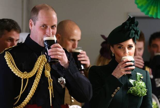 Entertainment Themen der Woche KW11 Entertainment Bilder des Tages . 17 03 2019. London, United Kingdom. The Duke and Duchess of Cambridge at the 1st Battalion Irish Guards St Patrick s Day Parade in London, where they presented shamrocks to officers, tried a pint of Guinness and posed for a group photograph .  xPoolx xi-Imagesx IIM-19440-0047