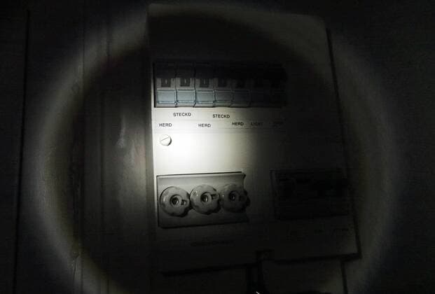 17.03.2019, Berlin, GER - Sicherungskasten bei Stromausfall im Taschenlampenlicht. (angestrahlt, Berlin, deutsch, Deutschland, Elektrik, elektrisch, Elektrizitaet, Elektroinstallations-Verteiler, Energie, Energieversorgung, Europa, europaeisch, Haushaltsstrom, innen, Innenaufnahme, kein Licht, kein Strom, Kippschalter, Lichtkegel, Lichtschein, niemand, QF, Querformat, Schaltelemente, Schalter, Sicherungen, Sicherungskasten, Strom, Stromausfall, Stromkasten, Strommarkt, Stromversorgung, Stromverteiler, Taschenlampenlicht, Versorgung, Verteilerkasten, Westeuropa, Wirtschaft) 190317D806BERLIN.JPG *** 17 03 2019 Berlin GER fuse box in case of power failure in flashlight illuminated Berlin German Germany electrics electric electricity electricity electrical installation distributor energy energy supply Europe European household electricity in