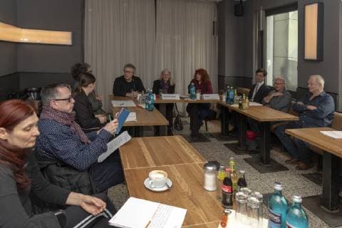 Mehr Geld für die freie Musikszene? Im Bild am Kopfende die NRW-Kultur- und Wissenschaftsministerin Isabel Pfeiffer-Poensgen eingerahmt vom künstlerischen Leiter des Stadtgartens Köln, Reiner Michalke, und der freien Jazzmusikerin Ulla Oster. Bei einem Pressegespräch erläuterte die Ministerin im Stadtgarten Köln in der Venlo-Lounge am 18. 03. 19. die Pläne der Landesregierung, der Freien Szene Musik mehr Geld zur Verfügung zu stellen und neue Förderungen zukommen zu lassen. Köln Nordrhein-Westfalen Deutschland