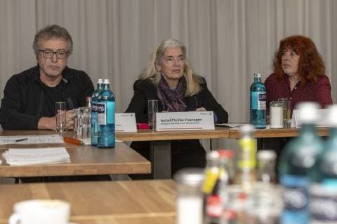Mehr Geld für die freie Musikszene? Im Bild die NRW-Kultur- und Wissenschaftsministerin Isabel Pfeiffer-Poensgen eingerahmt vom künstlerischen Leiter des Stadtgartens Köln, Reiner Michalke, und der freien Jazzmusikerin Ulla Oster. Bei einem Pressegespräch erläuterte die Ministerin im Stadtgarten Köln in der Venlo-Lounge am 18. 03. 19. die Pläne der Landesregierung, der Freien Szene Musik mehr Geld zur Verfügung zu stellen und neue Förderungen zukommen zu lassen. Köln Nordrhein-Westfalen Deutschland