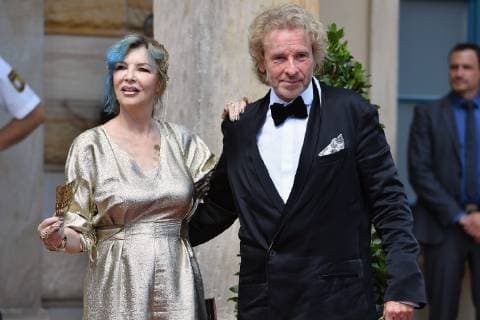 Nach über 40 Jahren Ehe Thea und Thomas Gottschalk haben sich getrennt. Archivfoto: Showmaster Thomas GOTTSCHALK mit Ehefrau Thea bei ihrer Ankunft. Eroeffnung der Bayreuther Richard Wagner Festspiele 2018. Roter Teppich am 25.07.2018. Gruener Huegel, Festspielhaus.Bayreuth. *** After over 40 years marriage Thea and Thomas Gottschalk have separated archive photo showmaster Thomas GOTTSCHALK with wife Thea upon their arrival Opening of the Bayreuth Richard Wagner Festival 2018 Red carpet at 25 07 2018 Green Hill Festival Hall Bayreuth