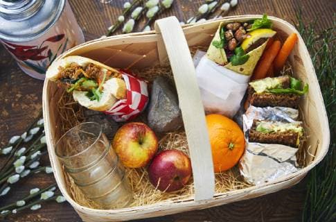Picknick basket with Vietnameese banh mi-sandwich, ray bread with fillings and a wrap with bean stirring Foto: Fredrik Persson TT Kod 1081 