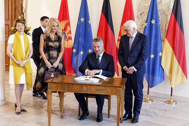 Bundespräsident empfängt Präsident Montenegros 2019-03-18, Berlin, Deutschland - Bundespräsident Frank-Walter Steinmeier (SPD) empfängt den Präsidenten von Montenegro, Milo Dukanovic, mit militärischen Ehren in Schloss Bellevue. Hier Dukanovic bei der Eintragung ins Gästebuch. *** Federal President receives President Montenegro 2019 03 18 Berlin Germany Federal President Frank Walter Steinmeier SPD receives the President of Montenegro Milo Dukanovic with military honours in Bellevue Castle Here Dukanovic signing the guestbook